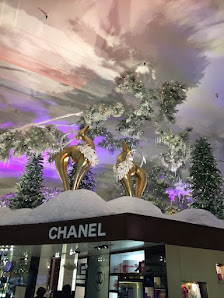 Saks Fifth Avenue photo 1