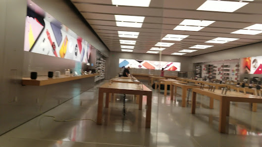 Apple The Mall of New Hampshire photo 3