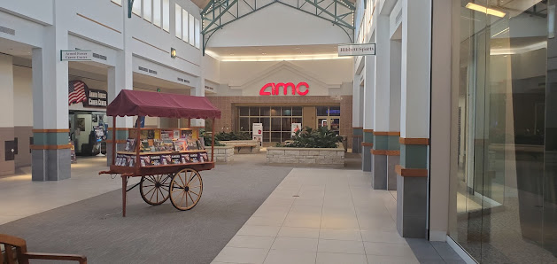 Manhattan Town Center photo 4