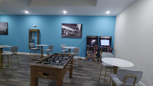 Hampshire Plaza photo 3