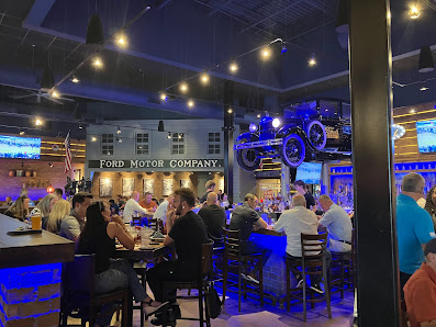 Twelve Mile Crossing at Fountain Walk photo 6