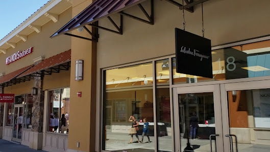 Premium Outlets Montréal photo 3