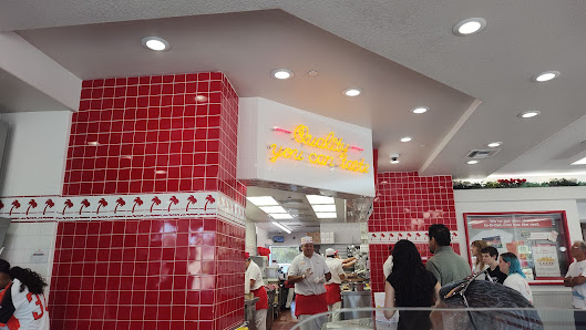 Lincoln Crossing photo 1