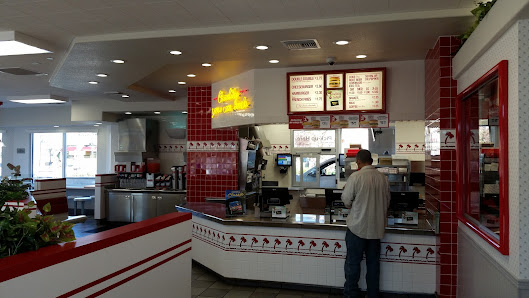 Lincoln Crossing photo 4