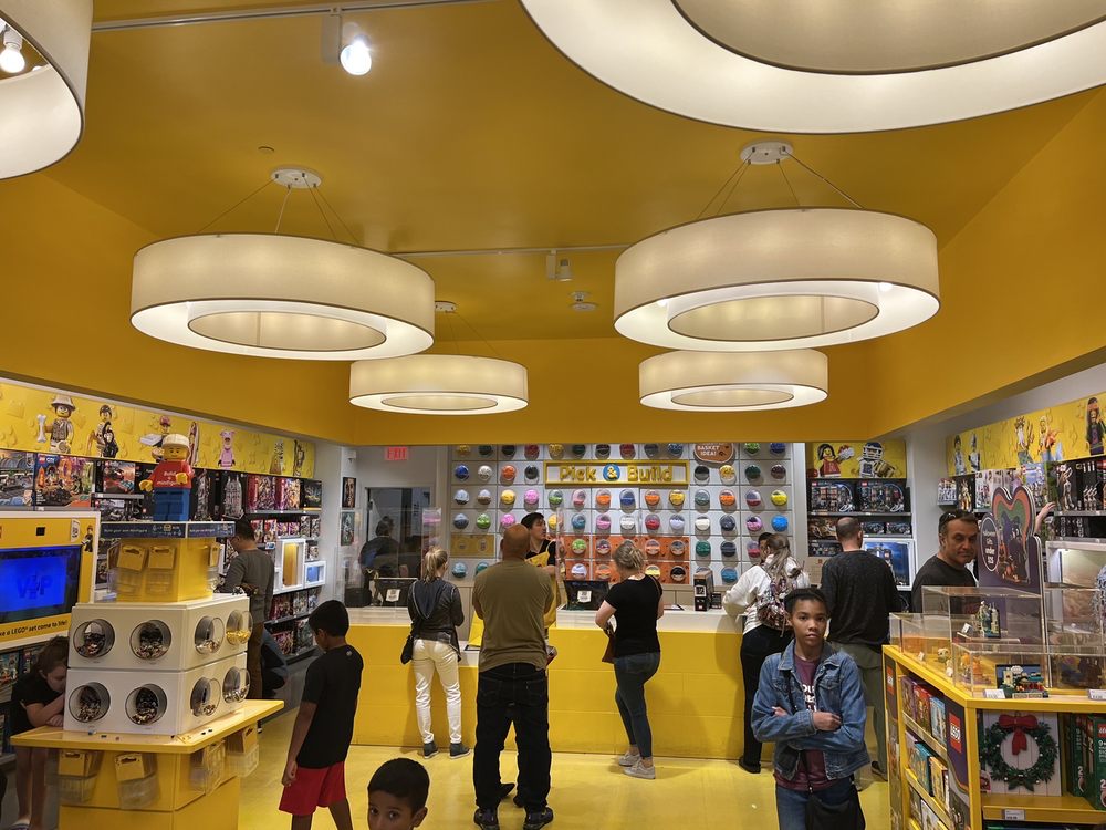 Christiana Fashion Center