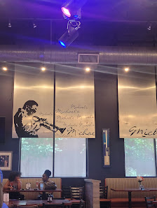 Las Colinas Plaza photo 4