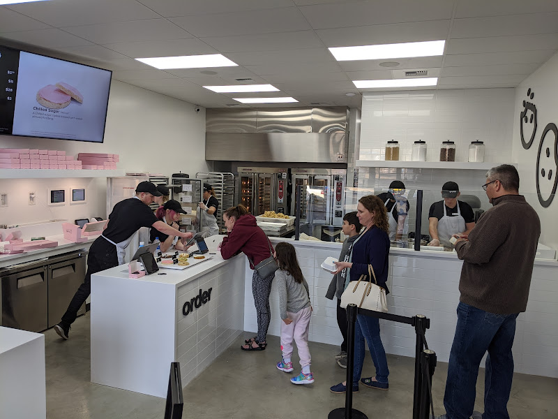 Crumbl – Cookies & Desserts