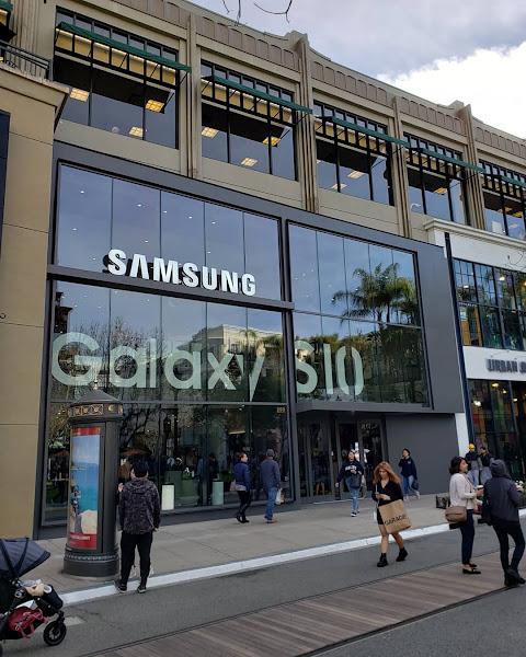 Samsung Experience Store The Americana at Brand