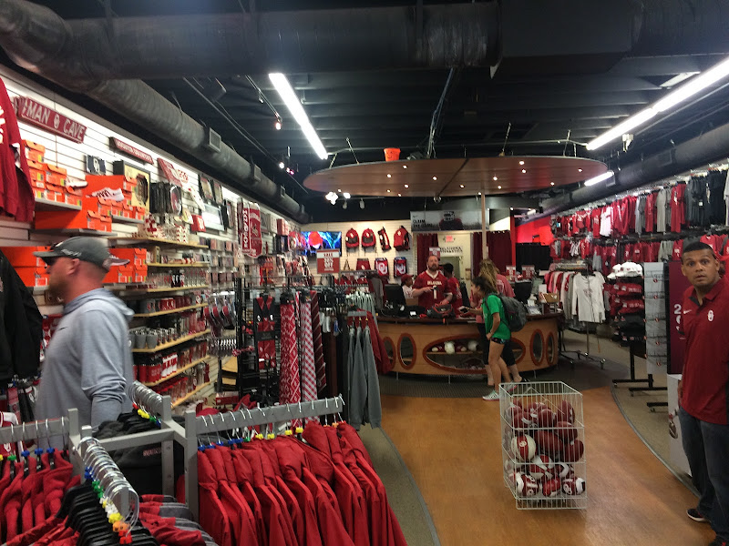 Oklahoma Locker Room by LIDS