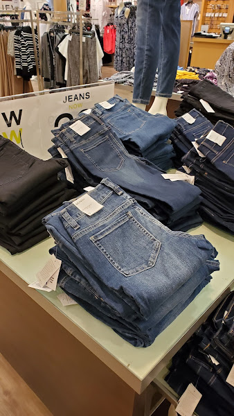 Cleo Orchard Park Shopping Centre