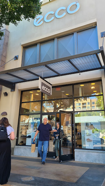 ECCO KIERLAND COMMONS