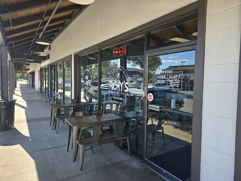Luvie's Deli