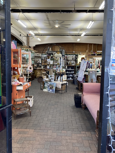 Cedar Depot Antiques & Craft Mall