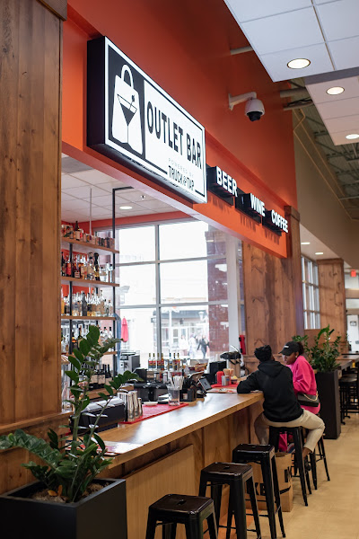 Outlet Bar