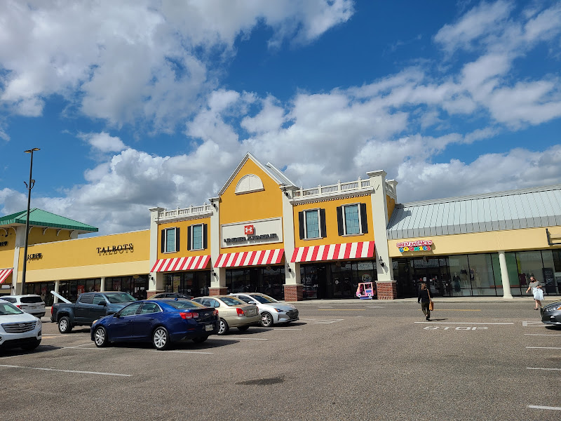 Under Armour Factory House - Tanger Outlets Gonzales