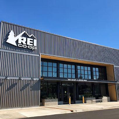REI