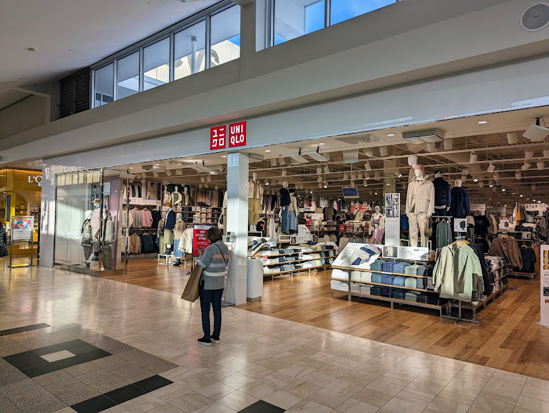 UNIQLO Walt Whitman Shops