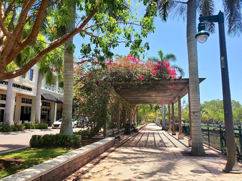 Waterfront market at Harbourside place