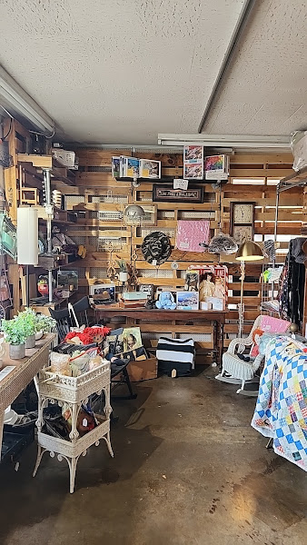 Calhoun's Busy B's Boothtique