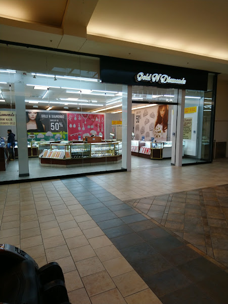 Gold Buyers At the Mall