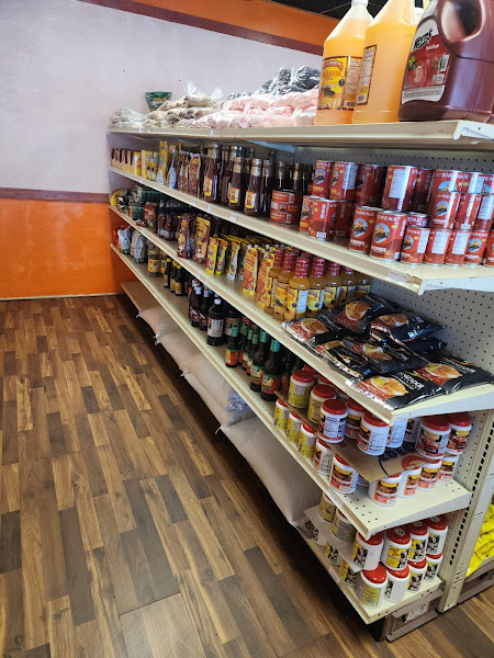 Los Pinoleros Restaurant and grosery