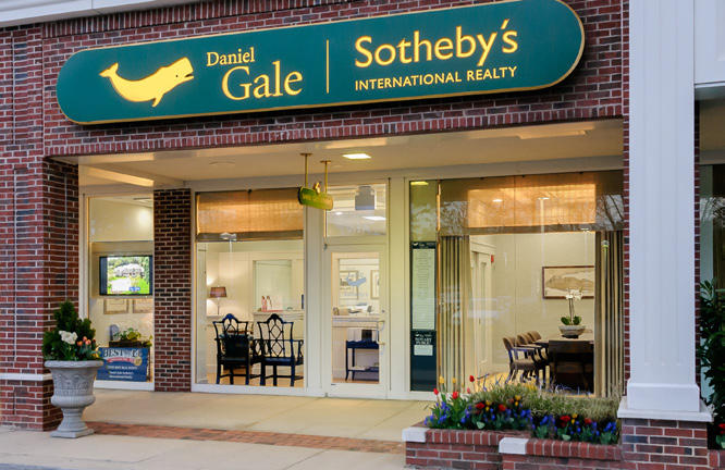 Evelyn MacDougall - Real Estate Salesperson
