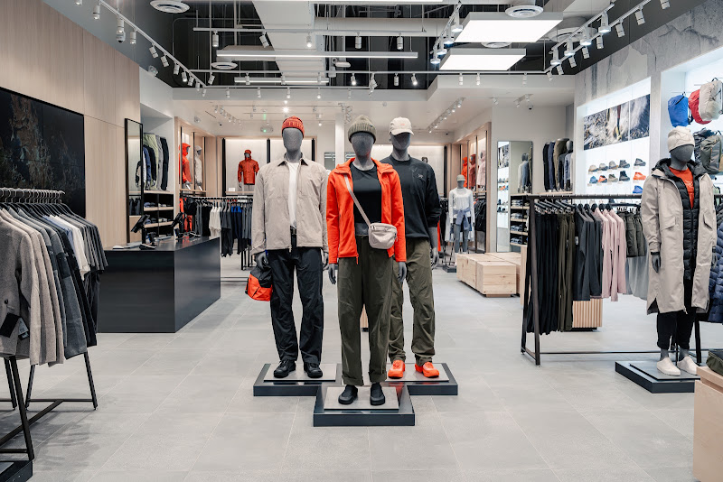 Arc'teryx Fashion Island