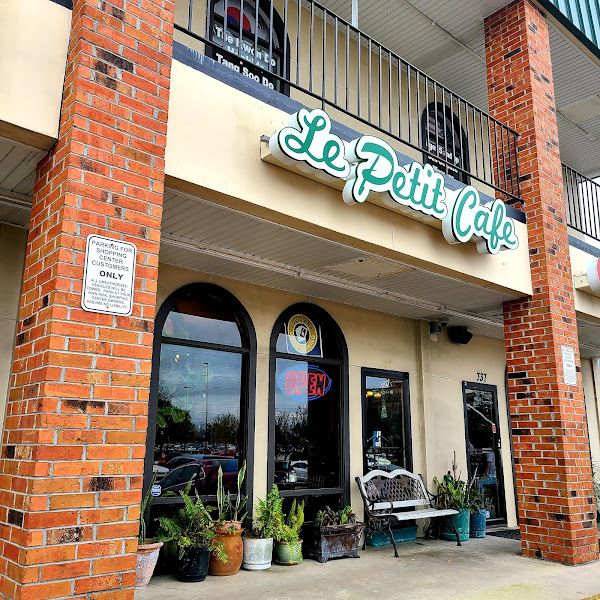 Le Petit Cafe