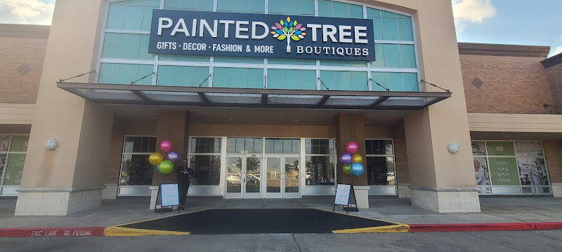 The Hidden Trunk – Baybrook Painted Tree