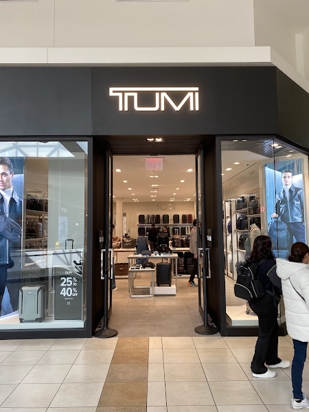 TUMI Outlet Store - Fashion Outlets Chicago