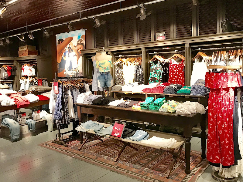 Hollister Co.