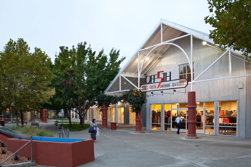 Petaluma Village Premium Outlets
